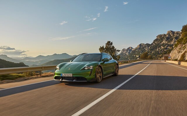 ポルシェ、電動クロスオーバーモデルの「タイカン クロスツーリスモ」を発表｜PORSCHE