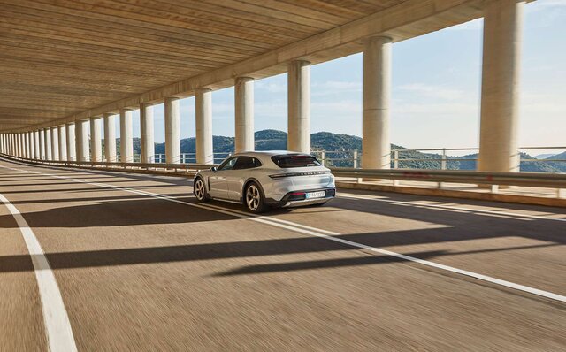 ポルシェ、電動クロスオーバーモデルの「タイカン クロスツーリスモ」を発表｜PORSCHE