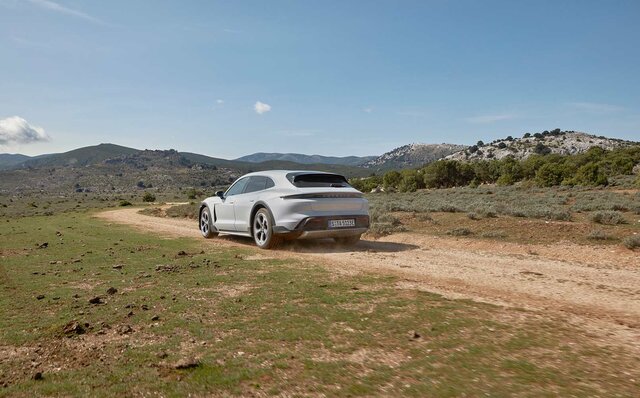 ポルシェ、電動クロスオーバーモデルの「タイカン クロスツーリスモ」を発表｜PORSCHE