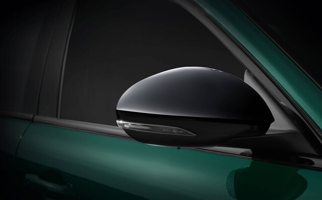 ヴィスコンティ家から着想を得たエレガントなグリーンを纏う、アルファロメオ ジュリアの限定車が登場｜Alfa Romeo