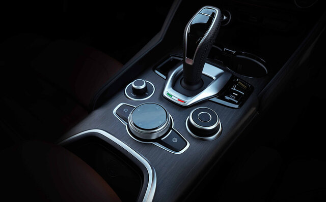 ヴィスコンティ家から着想を得たエレガントなグリーンを纏う、アルファロメオ ジュリアの限定車が登場｜Alfa Romeo