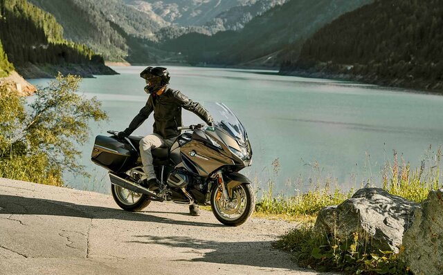 40年以上の歴史を誇るBMW製ツアラーモデルの最新型「R 1250 RT」がデビュー｜BMW