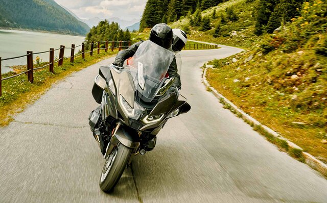 40年以上の歴史を誇るBMW製ツアラーモデルの最新型「R 1250 RT」がデビュー｜BMW