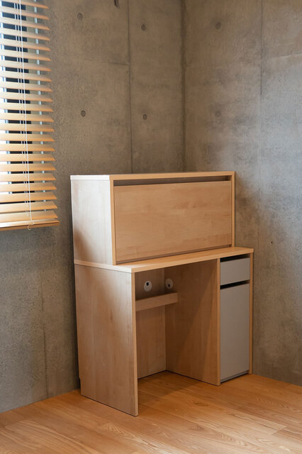 リビングにも溶け込むシンプルかつコンパクトなデザインのライティングデスク｜ITOKI