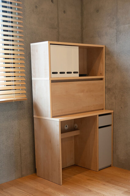 リビングにも溶け込むシンプルかつコンパクトなデザインのライティングデスク｜ITOKI