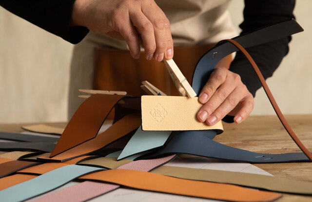 ロエベが余剰レザーを判読ラフで仕上げたバスケット バッグを制作｜LOEWE