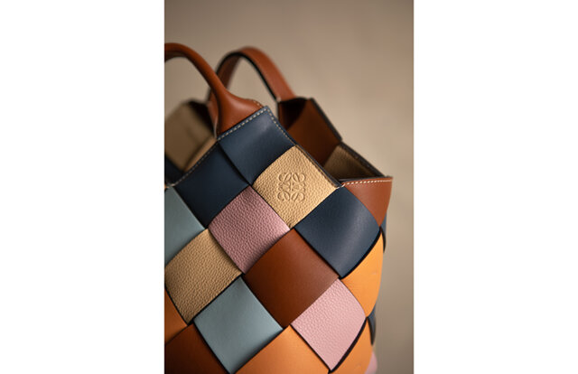 ロエベが余剰レザーを判読ラフで仕上げたバスケット バッグを制作｜LOEWE