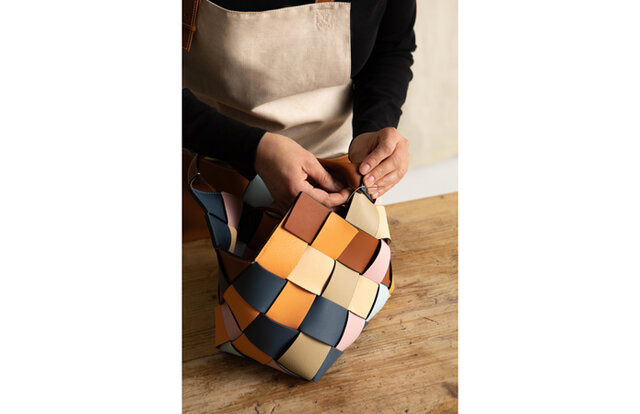 ロエベが余剰レザーを判読ラフで仕上げたバスケット バッグを制作｜LOEWE
