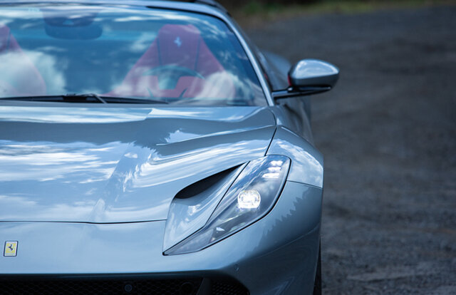 精密な12気筒の魅力を味わいたいという人に──フェラーリ812GTSに試乗｜Ferrari