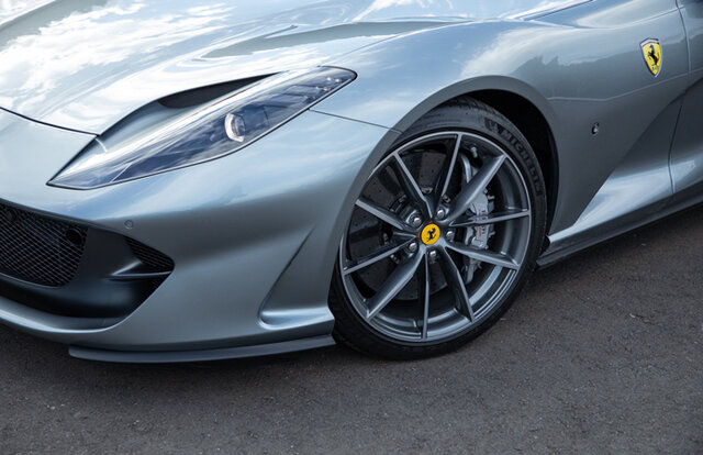 精密な12気筒の魅力を味わいたいという人に──フェラーリ812GTSに試乗｜Ferrari