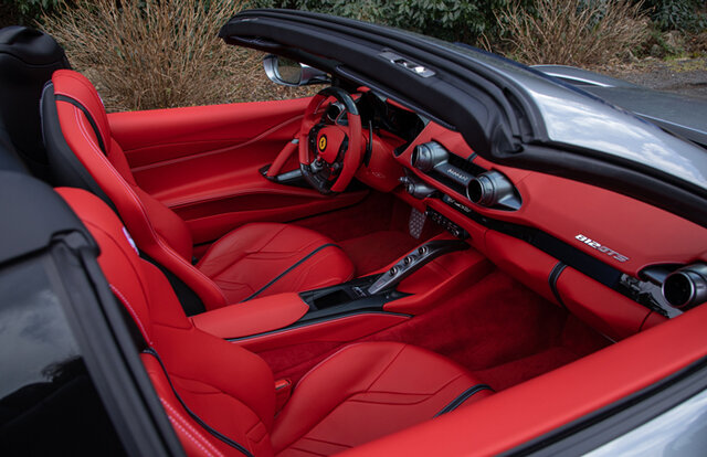 精密な12気筒の魅力を味わいたいという人に──フェラーリ812GTSに試乗｜Ferrari