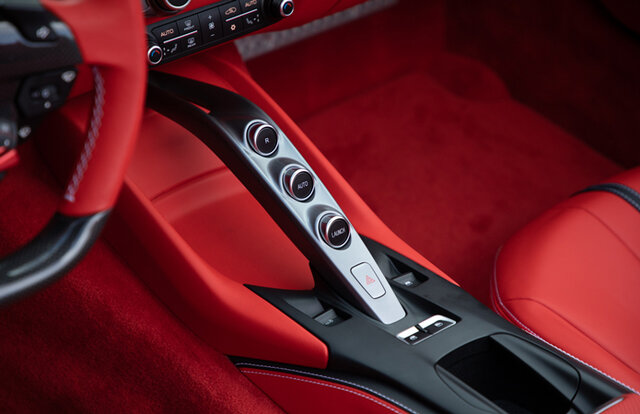 精密な12気筒の魅力を味わいたいという人に──フェラーリ812GTSに試乗｜Ferrari