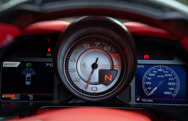 精密な12気筒の魅力を味わいたいという人に──フェラーリ812GTSに試乗｜Ferrari