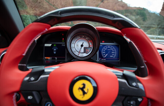 精密な12気筒の魅力を味わいたいという人に──フェラーリ812GTSに試乗｜Ferrari