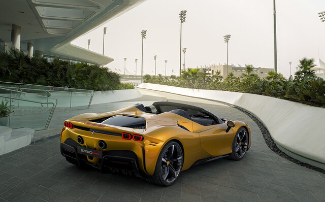 フェラーリ、リトラクタブルハードトップを備えた史上最強のプロダクションモデル「SF90スパイダー」を発表｜Ferrari