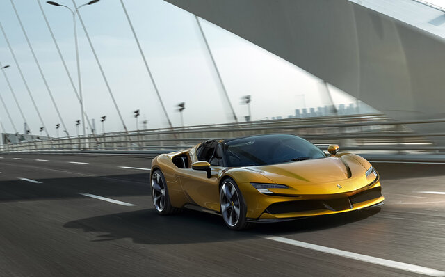 フェラーリ、リトラクタブルハードトップを備えた史上最強のプロダクションモデル「SF90スパイダー」を発表｜Ferrari