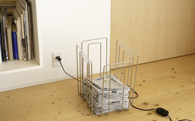  機能から生まれる無駄のないスイス的なデザインのマガジンラック｜ Merlo-T 