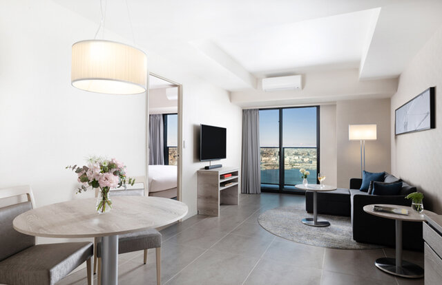 オークウッドスイーツ横浜で安心・安全に堪能！　敏腕シェフが目の前でつくるプライベートフルコース｜Oakwood