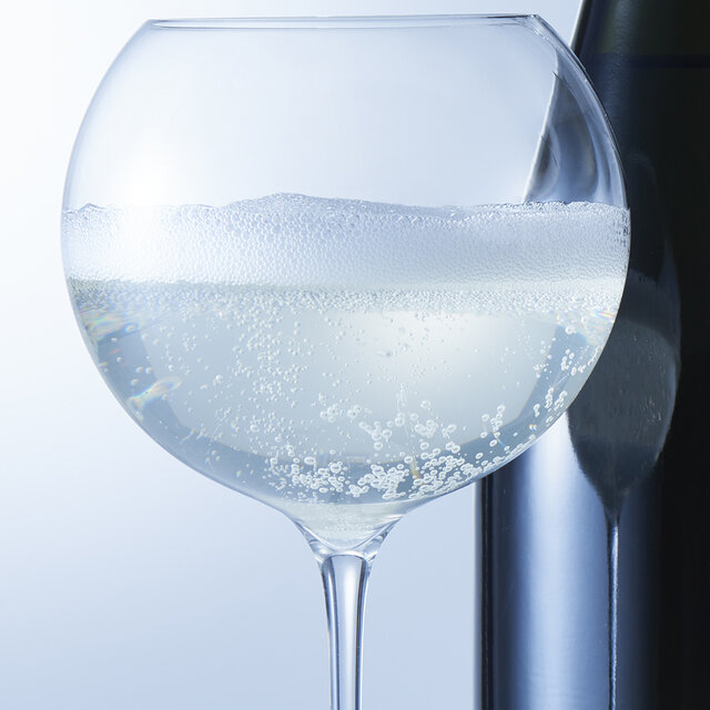 江戸硝子の技法とトップソムリエの感性が融合。美しいフォルムが印象的なawa酒専用グラス「IMMERSION」｜Awa SAKE