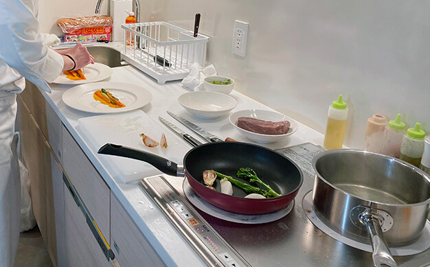 オークウッドスイーツ横浜で安心・安全に堪能！　敏腕シェフが目の前でつくるプライベートフルコース｜Oakwood