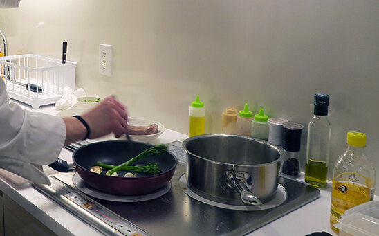 オークウッドスイーツ横浜で安心・安全に堪能！　敏腕シェフが目の前でつくるプライベートフルコース｜Oakwood