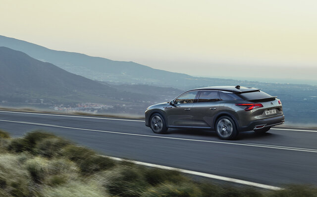 シトロエン、フラッグシップモデルのC5 Xをワールドプレミア｜Citroën