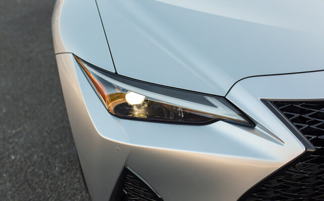 欧州のプレミアムセダンに勝るとも劣らない出来映え──レクサスIS350 Fスポーツに試乗|LEXUS 欧州のプレミアムセダンに勝るとも劣らない出来映え──レクサスIS350 Fスポーツに試乗|LEXUS