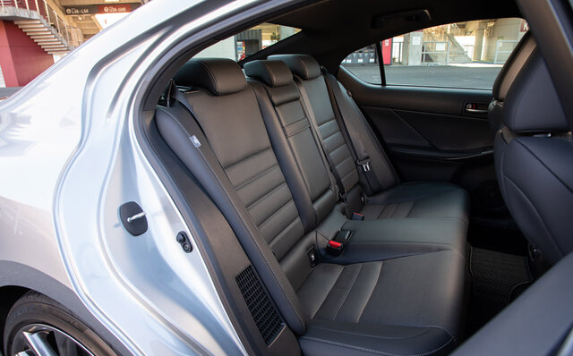 欧州のプレミアムセダンに勝るとも劣らない出来映え──レクサスIS350 Fスポーツに試乗｜LEXUS