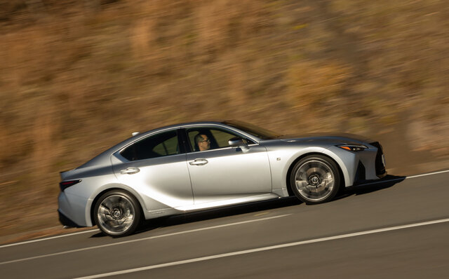 欧州のプレミアムセダンに勝るとも劣らない出来映え──レクサスIS350 Fスポーツに試乗｜LEXUS