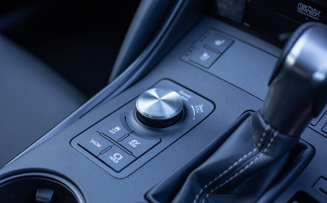 欧州のプレミアムセダンに勝るとも劣らない出来映え──レクサスIS350 Fスポーツに試乗｜LEXUS