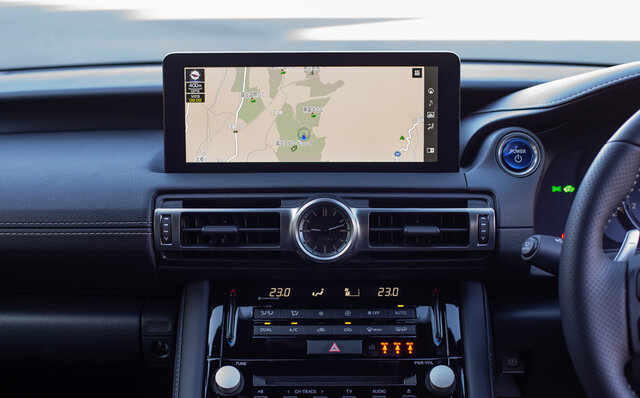 欧州のプレミアムセダンに勝るとも劣らない出来映え──レクサスIS350 Fスポーツに試乗｜LEXUS