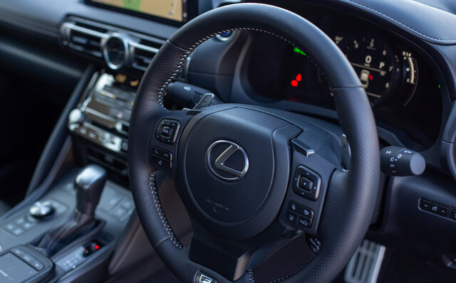 欧州のプレミアムセダンに勝るとも劣らない出来映え──レクサスIS350 Fスポーツに試乗｜LEXUS