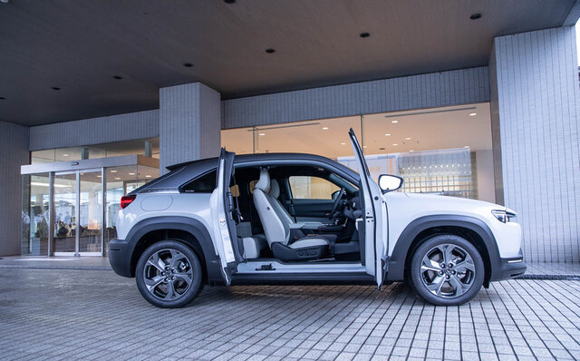 従来と同じような運転の楽しさを追求している──マツダMX-30 EVモデルに試乗|MAZDA 従来と同じような運転の楽しさを追求している──マツダMX-30 EVモデルに試乗|MAZDA