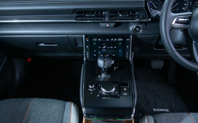 従来と同じような運転の楽しさを追求している──マツダMX-30 EVモデルに試乗|MAZDA 従来と同じような運転の楽しさを追求している──マツダMX-30 EVモデルに試乗|MAZDA