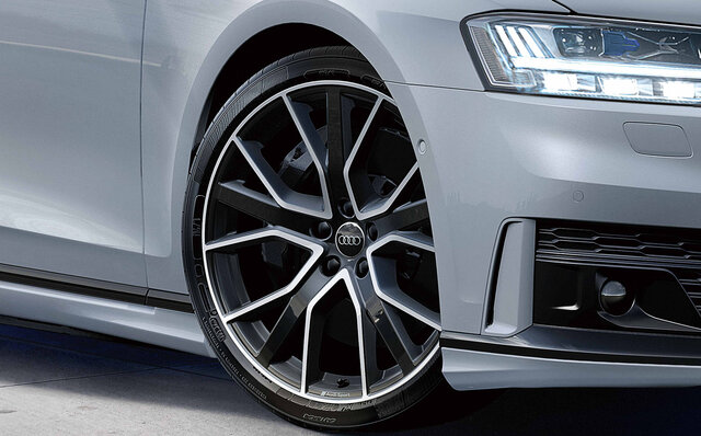 アウディからドライバーズカー、GTカーとしての特徴にフォーカスしたA8限定モデルが登場｜Audi