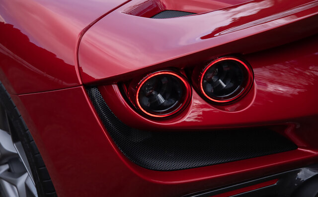 週末のサーキット通いの楽しさを知っている人に──フェラーリF8 トリブートに試乗｜Ferrari