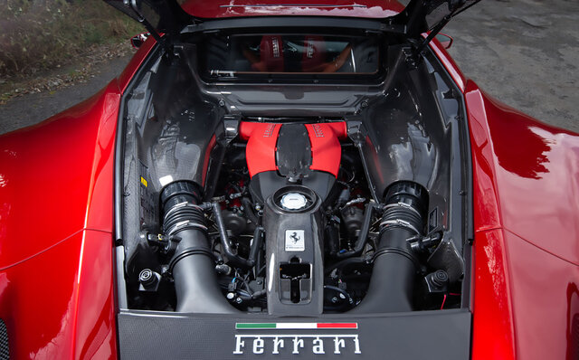 週末のサーキット通いの楽しさを知っている人に──フェラーリF8 トリブートに試乗｜Ferrari