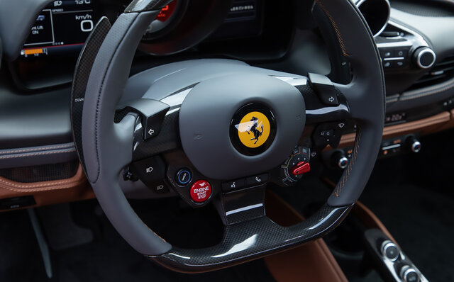 週末のサーキット通いの楽しさを知っている人に──フェラーリF8 トリブートに試乗｜Ferrari