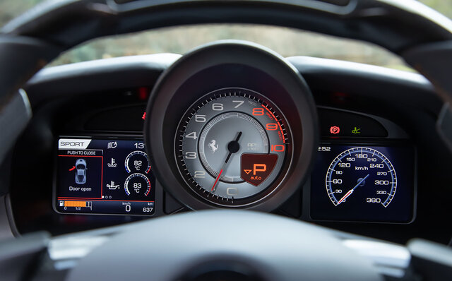 週末のサーキット通いの楽しさを知っている人に──フェラーリF8 トリブートに試乗｜Ferrari