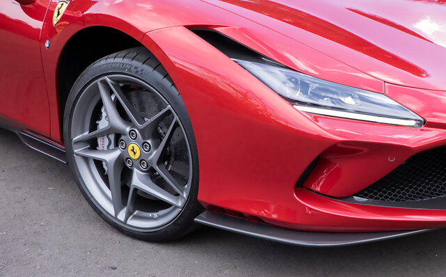 週末のサーキット通いの楽しさを知っている人に──フェラーリF8 トリブートに試乗｜Ferrari