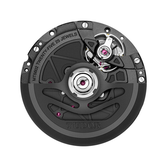 マットブラックの渋さが際立つ2021年の新作「BLACK BAY CERAMIC」|TUDOR マットブラックの渋さが際立つ2021年の新作「BLACK BAY CERAMIC」|TUDOR