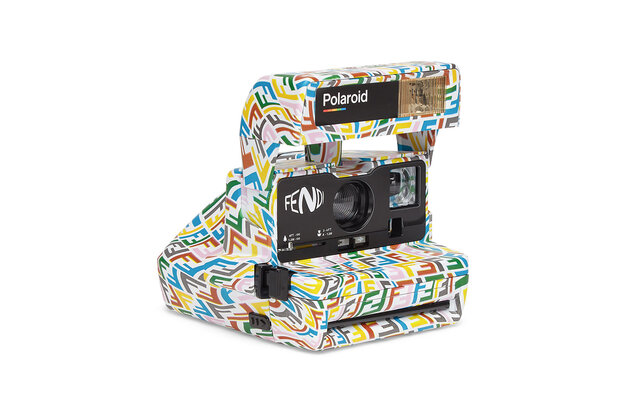 フェンディがポラロイドとコラボレーション、マルチカラーな「FFヴァーティゴ」ポラロイドカメラを発売|FENDI フェンディがポラロイドとコラボレーション、マルチカラーな「FFヴァーティゴ」ポラロイドカメラを発売|FENDI
