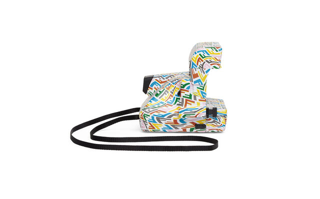 フェンディがポラロイドとコラボレーション、マルチカラーな「FFヴァーティゴ」ポラロイドカメラを発売|FENDI  フェンディがポラロイドとコラボレーション、マルチカラーな「FFヴァーティゴ」ポラロイドカメラを発売|FENDI