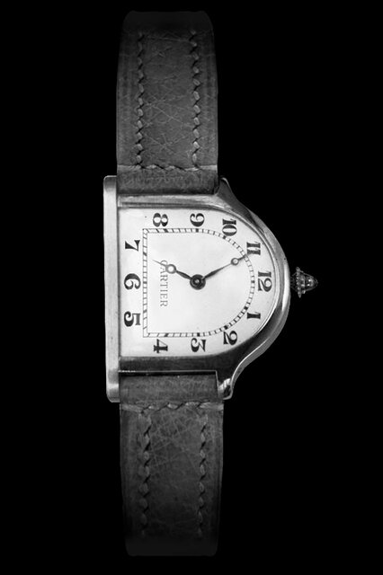 Watches & Wonders 2021新作。独創的な“鐘”型の「クロシュ ドゥ カルティエ」｜CARTIER