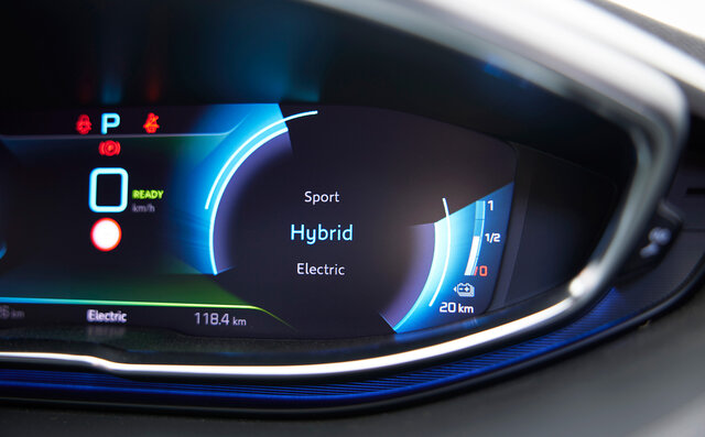 電動化時代の会心作だった──プジョー3008 ハイブリッド4に試乗｜PEUGEOT