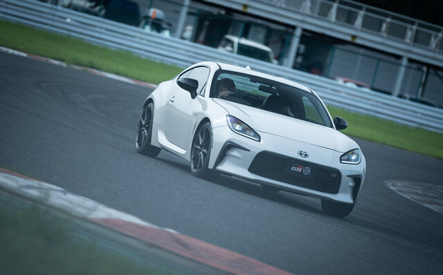 異なるテイストのスポーツカーに進化──新型トヨタ86 & スバルBRZに試乗|TOYOTA 異なるテイストのスポーツカーに進化──新型トヨタ86 & スバルBRZに試乗|TOYOTA