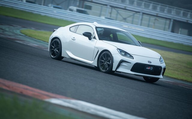 異なるテイストのスポーツカーに進化──新型トヨタ86 & スバルBRZに試乗|TOYOTA 異なるテイストのスポーツカーに進化──新型トヨタ86 & スバルBRZに試乗|TOYOTA