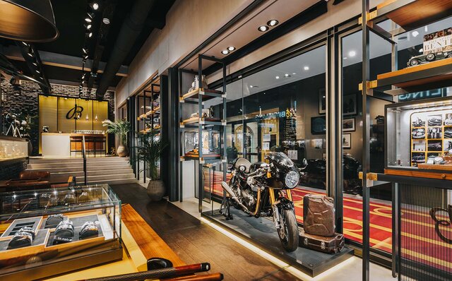 ブライトリングとトライアンフが、新たにパートナーシップを締結｜BREITLING