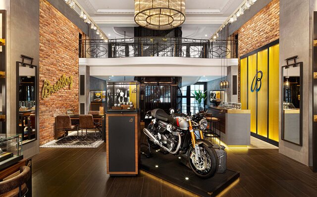 ブライトリングとトライアンフが、新たにパートナーシップを締結｜BREITLING