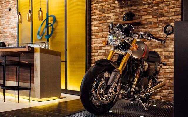 ブライトリングとトライアンフが、新たにパートナーシップを締結｜BREITLING